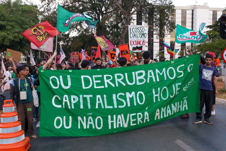 Brasília (DF), 14/07/2023 - Participantes do 59º Congresso da União Nacional dos Estudantes (UNE), fazem ato público denominado Menos Juros, Mais Educação, próximo ao Banco Central, em Brasília .Foto: Wilson Dias/Agência Brasil